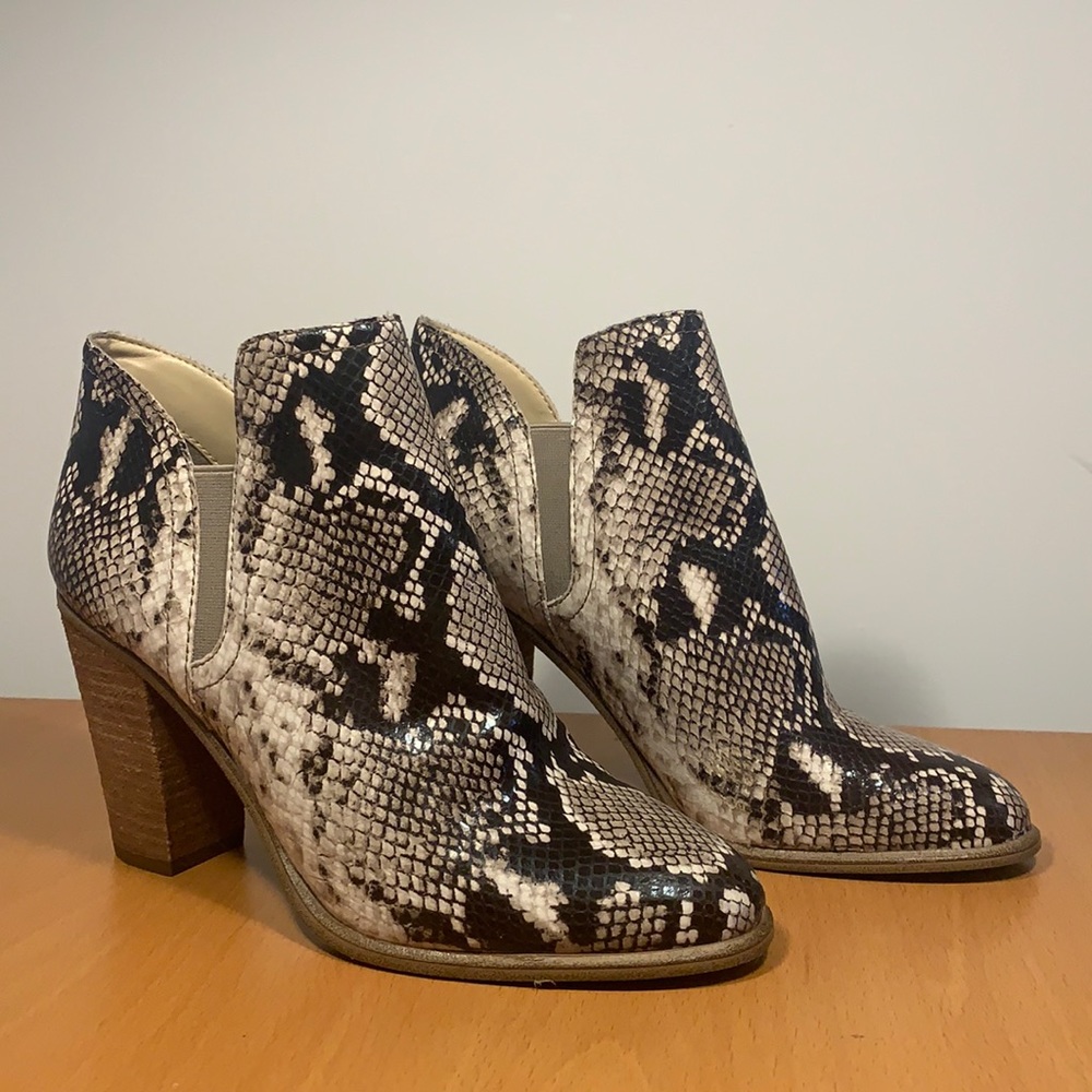 Vince Camuto Snakeskin Bootie Block Heel size 8.5